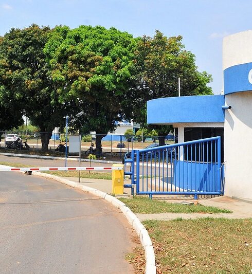 Fachada da sede da Caesb em Brasília representando excelência em gestão pública de saneamento